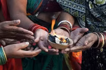 Kinh hoàng bé gái bị đè sắt nung lên ngực để chữa viêm phổi