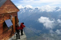 Ngôi nhà cô đơn nhất thế giới trên vách núi cheo leo