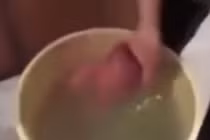 Clip tắm thô bạo cho bé 2 tháng tuổi gây phẫn nộ 