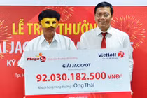 Đeo mặt nạ nhận thưởng giải xổ số 92 tỷ đồng