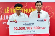 Đeo mặt nạ nhận thưởng giải xổ số 92 tỷ đồng