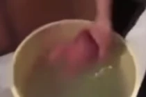 Clip tắm thô bạo cho bé 2 tháng tuổi gây phẫn nộ 