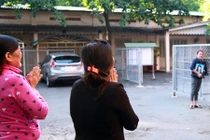 Mẹ Vũ Văn Tiến vái lạy gia đình nạn nhân vụ thảm sát