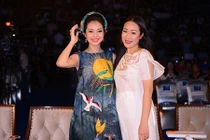 Ngô Phương Lan vác bụng bầu đi chấm thi hoa hậu