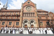 Hàng chục cặp đôi hạnh phúc chụp ảnh cưới tập thể ở SG