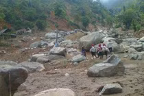 Người trưởng thôn vượt lũ dữ trong đêm, xả thân cứu người