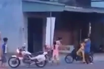 Tạm giữ người đàn ông cầm gậy đánh CSGT