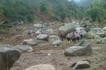 Người trưởng thôn vượt lũ dữ trong đêm, xả thân cứu người