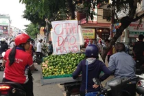 Bỏ túi tiền triệu mỗi ngày từ bán dạo chanh đào ở SG