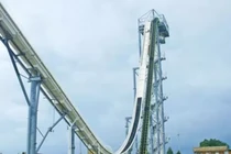 Bé trai tử vong khi chơi cầu trượt nước cao nhất thế giới