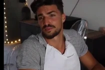 Chết lặng vì bạn gái chiều cún cưng hơn người tình