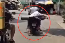 Phát hoảng cảnh cậu bé ôm bình oxy trong tư thế ngủ gật