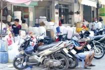 Bất lực nhìn chợ thần chết