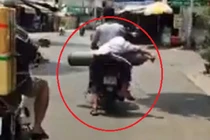 Phát hoảng cảnh cậu bé ôm bình oxy trong tư thế ngủ gật