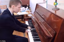 Nghị lực phi thường để thành thần đồng piano của thiếu niên không có ngón tay