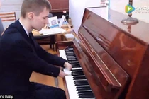 Nghị lực phi thường để thành thần đồng piano của thiếu niên không có ngón tay