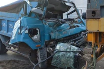 Đâm đuôi container, tài xế xe ben kẹt cứng trong cabin