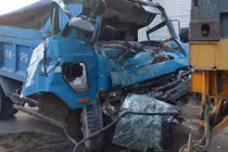 Đâm đuôi container, tài xế xe ben kẹt cứng trong cabin