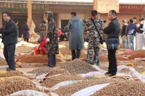 Khu chợ chất như núi loại củ quý đến nỗi "vàng không đổi"