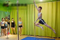 Thầy giáo múa cột: "Mỹ nữ vây quanh nhưng khó tìm bạn gái"