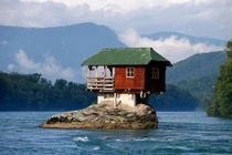 Những căn nhà độc đáo xây trên địa hình không tưởng