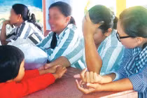 Phạm nhân nữ gặp chồng có thai vẫn phải chấp nhận?