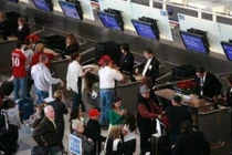 Kiếm triệu USD từ các chuyến bay bị hoãn