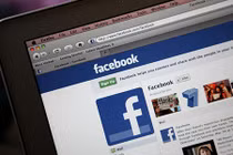 Con kiện bố mẹ vì đăng ảnh "dìm hàng" trên Facebook