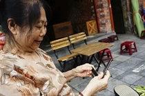 Chuyện về bà lão nửa thế kỉ làm nghề “vít đầu thiên hạ“