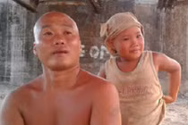 Cuộc sống của “dị nhân” trần truồng ở bãi giữa sông Hồng