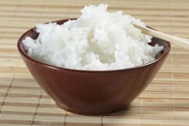 6 sai lầm phổ biến khi ăn cơm tổn hại cho sức khỏe