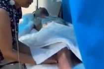 Thiếu niên 13 tuổi hất xăng thiêu sống cô gái trẻ để cướp iPhone 