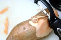 Không gọt vỏ những thực phẩm này khi ăn, nhiễm độc có ngày