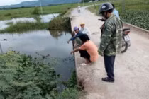 Mẹ ngã xuống nước tử vong khi chở con qua cầu