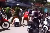 Hai nữ sinh lớp 10 đánh nhau náo loạn cổng trường