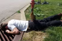 Bắt gặp hình ảnh khiến anh em “ngượng chín mặt“