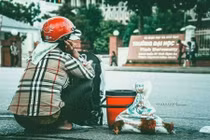 Mẹ tay xách nách mang lên phố thăm con gây xúc động