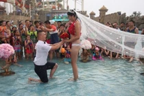 Sự cố bất ngờ sau màn cầu hôn của cặp đôi Trung Quốc