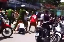 Hai nữ sinh lớp 10 đánh nhau náo loạn cổng trường