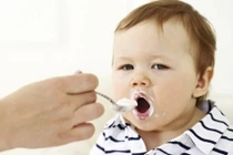 Cho con ăn sữa chua thế này mới hấp thụ 100% dinh dưỡng 