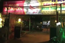 Quán ăn HN cho nữ nhân viên chân dài diện bikini phục vụ khách