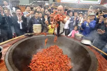 “Dị nhân” xào tôm hùm trong chảo khổng lồ... bằng tay