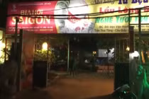 Quán ăn HN cho nữ nhân viên chân dài diện bikini phục vụ khách