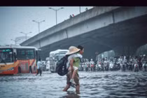 Những bức ảnh lay động triệu trái tim trong ngày Hà Nội ngập