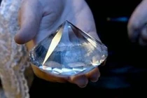 Lạnh gáy lời nguyền viên kim cương trên vương miện Nữ hoàng Anh