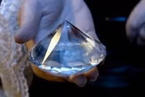 Lạnh gáy lời nguyền viên kim cương trên vương miện Nữ hoàng Anh