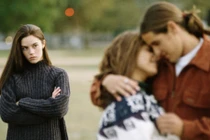 Năm điều người thứ ba luôn có, làm vợ nên cảnh giác 