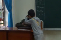 Thầy giáo nằm gục trên bàn, bắt học sinh...nhổ tóc sâu