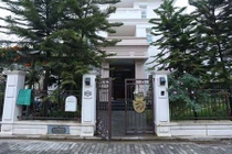 Thăm biệt thự trắng vô cùng ấn tượng của nhà thiết kế nội thất