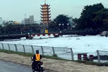 Bọt nổi trắng xóa phủ kín trên kênh Tàu Hủ